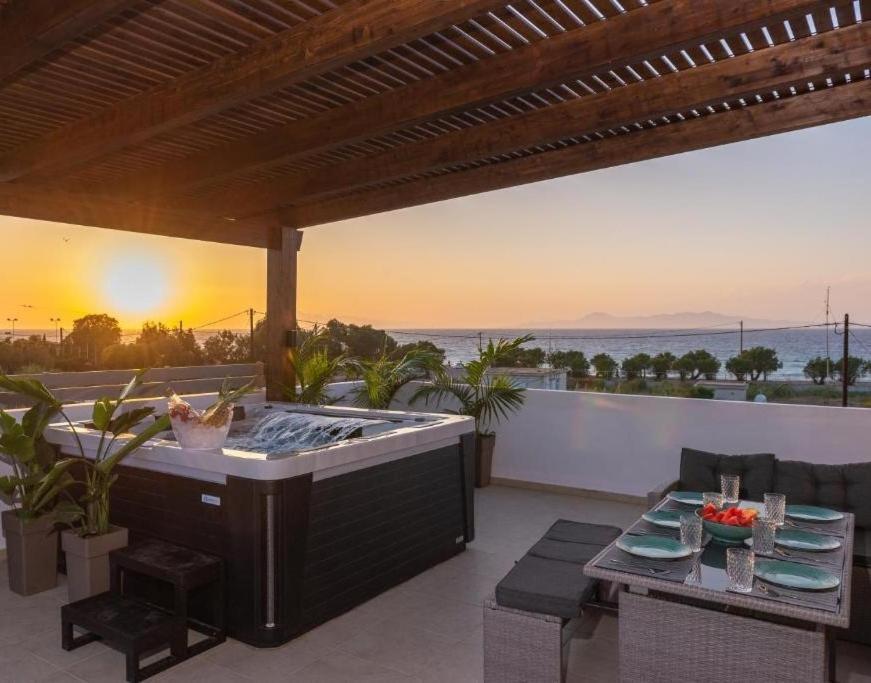 Odyssea Top View & Hot Jacuzzi Front Beach Kremastí 外观 照片